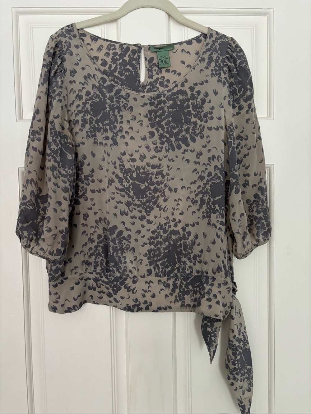 Blouse with Gray Abstract Print and Side Tied
